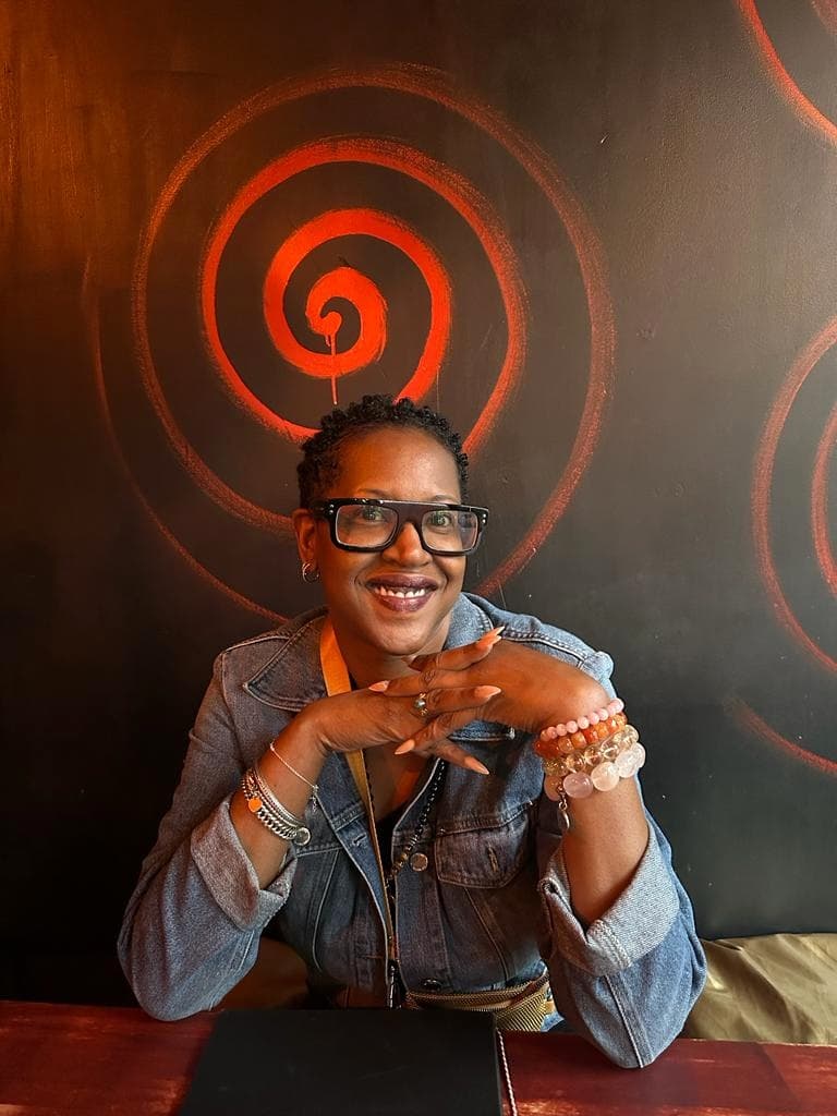 Krystal à sa table, prête pour une séance